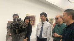 Triển lãm tranh lụa và điêu khắc nhỏ thu hút đông đảo người xem