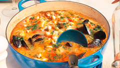 Từ xuất xứ bình dân "đầu thừa đuôi thẹo" tới món súp hải sản nổi tiếng nhất thế giới