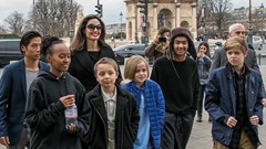 Angelina Jolie sốc khi 6 người con đều muốn sống với Brad Pitt