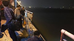 Hà Nội: Ô tô rơi khỏi cầu Chương Dương, nghi vài người mắc kẹt trong xe