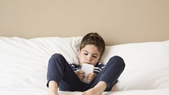 Cảnh báo chứng lo âu, trầm cảm ở trẻ "dán mắt" vào thiết bị thông minh