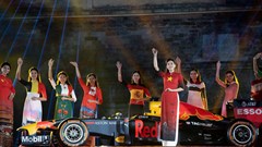 Ấn tượng bộ sưu tập áo dài bên siêu xe F1