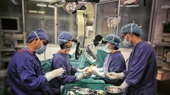 Thiếu ngón tay cái, có thể thay thế bằng ngón chân như thế nào?