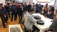 Nhóm thanh niên vác cả... bồn tắm tiền xu đi mua iPhone XS