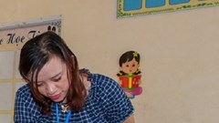 Cô giáo cắm bản “cõng” chữ lên non