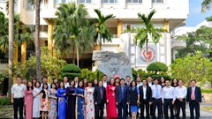 Thứ trưởng Lê Quang Tùng chúc mừng các thầy cô trường ĐH Văn hoá Hà Nội và trường Cao đẳng Du lịch Hà Nội