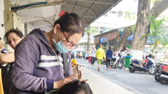 Tình người trong cơn bạo bệnh