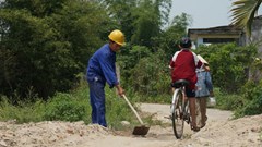 Hơn 20 năm tình nguyện “vá đường” cho dân