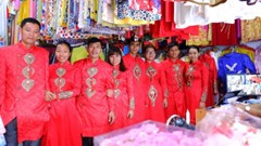 Đám cưới tập thể của những công nhân khó khăn ngập tràn hạnh phúc