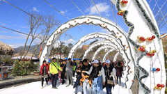 Lễ hội mùa đông rực rỡ sắc màu trên đỉnh cao Tây Bắc