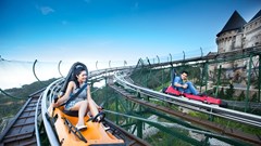 Du khách Hàn Quốc phấn khích thử siêu phẩm đường xe trượt ống 3 vòng xoáy tại Bà Nà