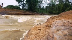 Hà Tĩnh: Đập vỡ, sạt lở đất lấp nhà dân