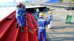 Người âm thầm đứng sau những niềm vui