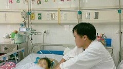 Bé 4 tuổi bị thương nặng vì ô tô kéo lê trên đường