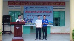 Trao học bổng cho “học sinh trả lại 50 triệu đồng cho người đánh rơi”