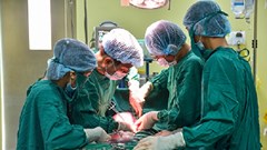 Kon Tum:  Phẫu thuật cắt bỏ thành công khối u nặng 2kg