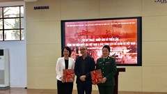 Trao tặng cuốn sách ảnh giá trị về hai cuộc kháng chiến