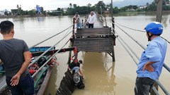 Khánh Hòa: Cầu Phú Kiểng bị gãy, 3 người rớt xuống sông