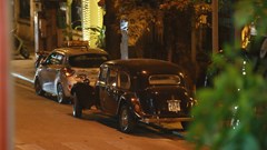 Xe con đâm liên tiếp vào một taxi