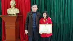 Khen thưởng nữ sinh nhặt được 30 triệu đồng tìm người trả lại