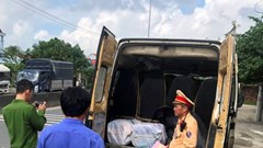 Phát hiện xe khách vận chuyển 100 kg mỡ động vật không rõ nguồn gốc