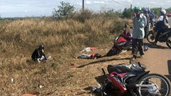 Gia Lai:  Xe máy tông vào xe tải đang gặp nạn, 3 người tử vong