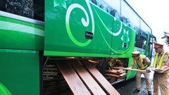 Quảng Nam: Phát hiện 2 xe khách chở hơn 10m3 gỗ lậu