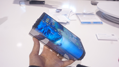 Cận cảnh chiếc smartphone có thể gập được đầu tiên trên thế giới