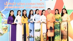 “Cô giáo showbiz nhí” tái xuất cùng dàn Hoa hậu