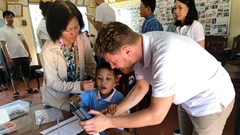 Cấp máy trợ thính miễn phí cho 212 người lớn và trẻ em