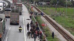 "6 người nằm xếp hàng trên đường không ai còn thở nữa..."