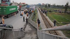 Tai nạn thảm khốc 8 người tử vong ở Hải Dương: Lỗi cầu vượt đi bộ?