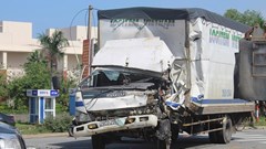 Húc vào đuôi xe ben, tài xế xe tải nguy kịch