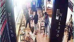 Chém người kinh hoàng trong quán cà phê, 6 người bị thương