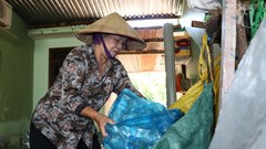 “Cô Ba Chích” lượm ve chai giúp đỡ học sinh nghèo