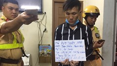 Mang roi điện đi đòi tiền bảo kê, gặp cảnh sát