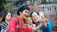 Bắt gặp hoa hậu H'Hen Niê đi chợ hoa đào ở Hà Nội