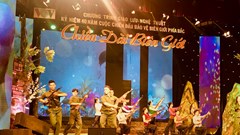 Khi ký ức trở về qua những lời ca hào hùng, bi tráng