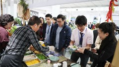 Phóng viên quốc tế hào hứng với bún thang, bánh mì...