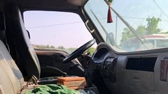 Tức giận vì bị ép đường, thanh niên dùng gạch ném vỡ kính xe tải