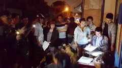 Cám cảnh phụ huynh thức “trắng đêm” chờ nộp hồ sơ vào trường mầm non cho con