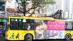 “Bế tắc” quảng cáo trên xe buýt ở TP.HCM: “Lời ăn lỗ chịu” thì ai dám làm?