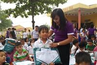 Trường tiểu học Đông Vệ 2 (Thanh Hóa): Trao tặng 320 suất quà cho học sinh vùng lũ