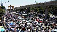 Hạn chế tiến tới dừng hoạt động của xe máy ở Hà Nội: Ít tiền thì chịu khó đi... xe đạp!