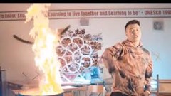 Đốt sách giáo khoa để... làm nghệ thuật