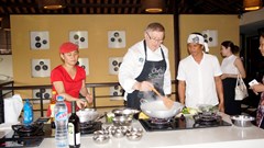 10 đầu bếp quốc tế cùng “Thách thức cao lầu”