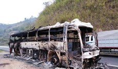 Một xe khách giường nằm cháy rụi trơ khung sắt trên đèo Pha Đin