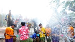 Tưng bừng với lễ hội té nước mừng Năm mới tại Thái Lan