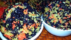 Độc lạ xôi "lên màu lung linh" nhờ các loại cây từ rừng