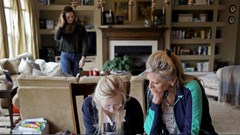 Cô gái bị Down trở thành người mẫu nhờ tình yêu của mẹ